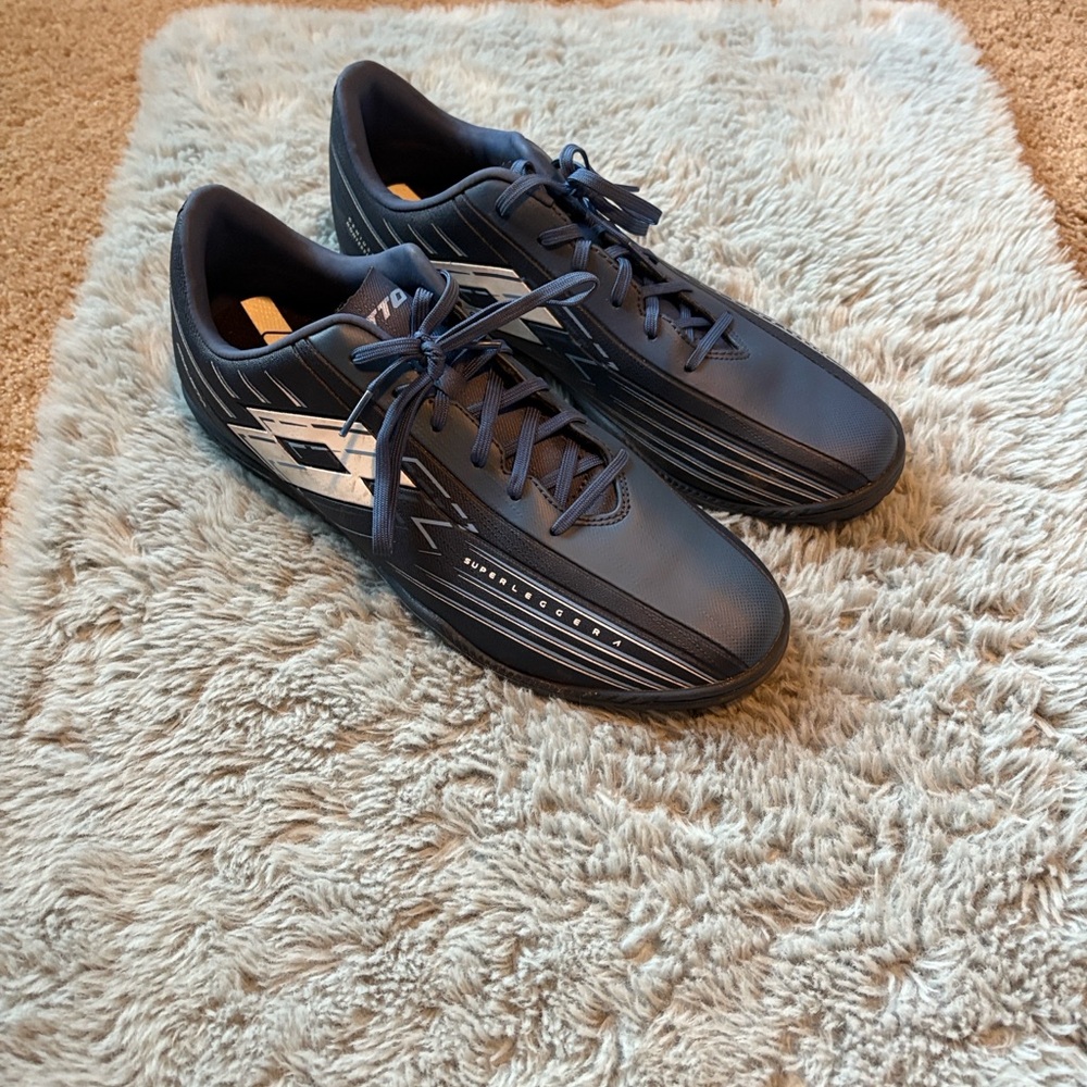 SOLISTA 700 TURF SHOES
DARK BLUE